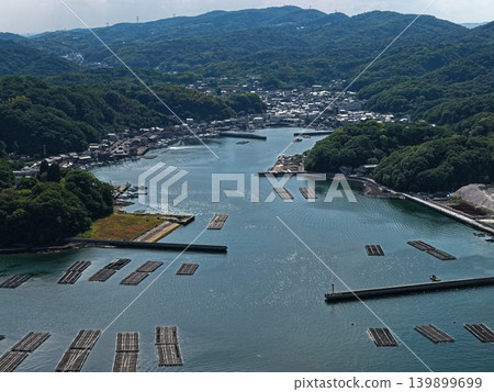 從空中俯瞰岡山縣瀨戶內市奧町蟲名牡蠣養殖場和漁村的照片。 139899699