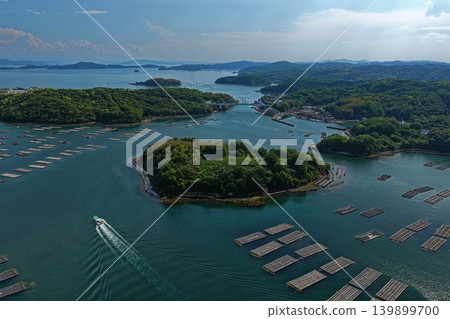 從空中俯瞰岡山縣瀨戶內市奧町蟲名牡蠣養殖場和島嶼的照片。 從空中俯瞰岡山縣瀨戶內市奧町蟲名牡蠣養殖場和島嶼的照片。 139899700