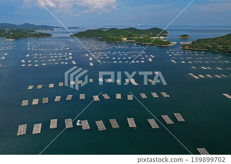 空拍照片,俯瞰岡山縣瀨戶內市奧久町蟲名橫跨瀨戶內海的牡蠣筏。 空拍照片,俯瞰岡山縣瀨戶內市奧久町蟲名橫跨瀨戶內海的牡蠣筏。 139899702