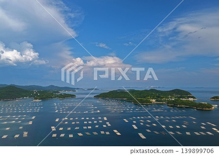 從空中俯瞰瀨戶內市奧町蟲名牡蠣養殖場和島嶼的照片。 139899706
