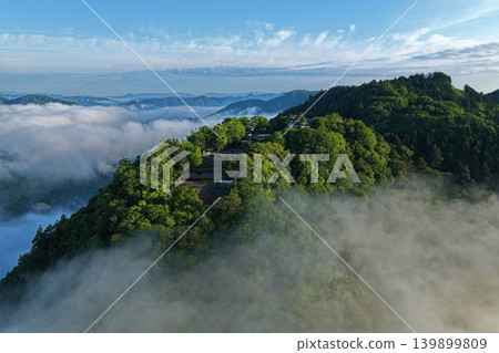 黎明時分,岡山縣高橋市備中松山城遺址被雲海籠罩,這是一張空拍照片。 黎明時分,岡山縣高橋市備中松山城遺址被雲海籠罩,這是一張空拍照片。 139899809