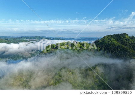 一張空拍照片,捕捉了岡山縣高橋市松山城附近雲海和青山的景象。 一張空拍照片,捕捉了岡山縣高橋市松山城附近雲海和青山的景象。 139899830