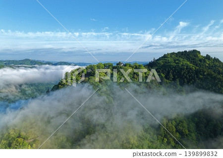一張空拍照片,捕捉了岡山縣高橋市備中松山城附近雲海和鬱鬱蔥蔥的青山。 一張空拍照片,捕捉了岡山縣高橋市備中松山城附近雲海和鬱鬱蔥蔥的青山。 139899832