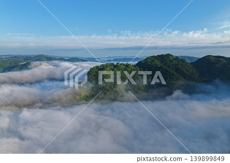 一張空拍照片,捕捉了岡山縣高橋市松山城附近的山脈和雲海。 一張空拍照片,捕捉了岡山縣高橋市松山城附近的山脈和雲海。 139899849