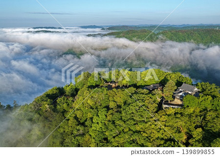 An aerial photograph taken at dawn, capturing the ruins of Bitchu Matsuyama Castle in Takahashi City, Okayama Prefecture, and a sea of clouds. An aerial photograph taken at dawn, capturing the ruins of Bitchu Matsuyama Castle in Takahashi City, Okayama Prefecture, and a sea of clouds. 139899855