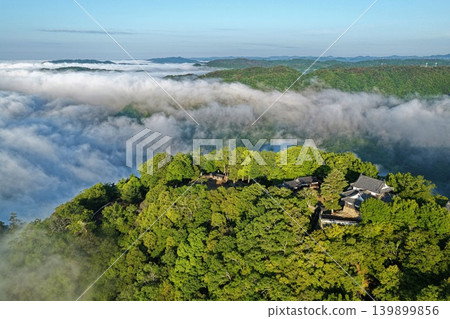 黎明時分拍攝的空拍照片，捕捉了岡山縣高橋市備中松山城的遺址和茫茫雲海。 139899856