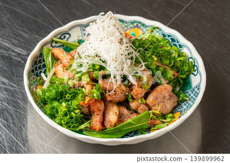 Chicken neck meat and plenty of green onions: A dish featuring fragrant chicken neck meat and lots of green onions. 139899962