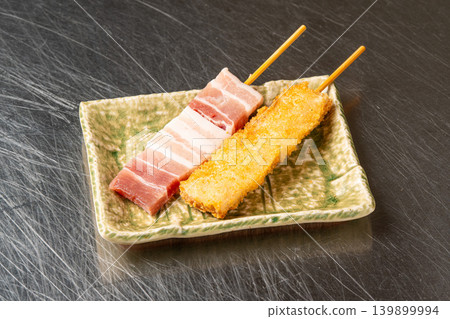五花肉串:這道油炸串燒菜色讓您盡情享受鮮嫩多汁的五花肉。 五花肉串:這道油炸串燒菜色讓您盡情享受鮮嫩多汁的五花肉。 139899994