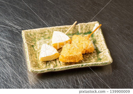 卡門貝爾串炸：美味的炸串，內含融化的起司。 139900009