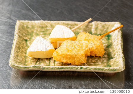 卡門貝爾串炸：美味的炸串，內含融化的起司。 139900010