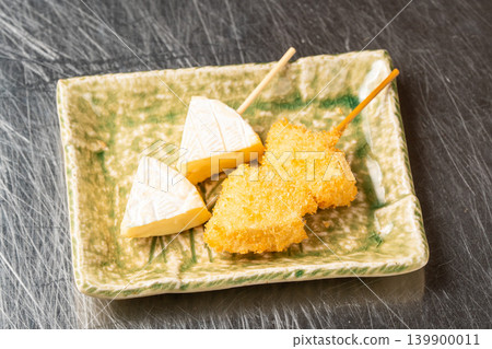 卡門貝爾串炸：美味的炸串，內含融化的起司。 139900011