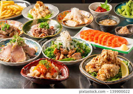 一系列受歡迎的居酒屋（日本酒吧）菜餚。 139900022