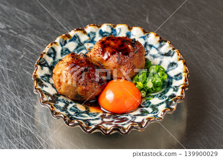 Charcoal-grilled chicken meatballs: A popular grilled chicken dish that's fluffy and juicy. Charcoal-grilled chicken meatballs: A popular grilled chicken dish that's fluffy and juicy. 139900029