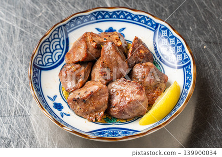 Charcoal-grilled chicken gizzards: A grilled chicken dish with an addictive chewy texture. Charcoal-grilled chicken gizzards: A grilled chicken dish with an addictive chewy texture. 139900034