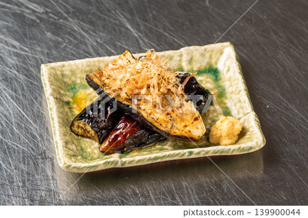 炭烤茄子：一道以香氣撲鼻的烤茄子為特色的日式料理。 139900044