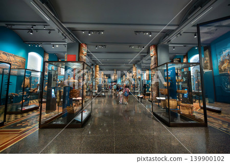 New york, usa august 19,2024. Visitors exploring the american museum of natural history's northwest coast hall, showcasing indigenous art and totem poles New york, usa august 19,2024. Visitors exploring the american museum of natural history's northwest coast hall, showcasing indigenous art and totem poles 139900102