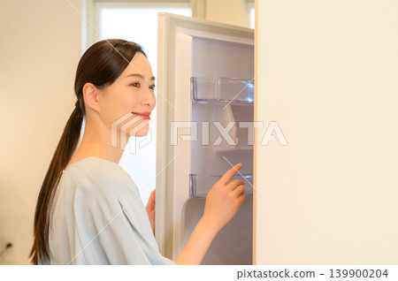 一個打開冰箱的日本女人 一個打開冰箱的日本女人 139900204