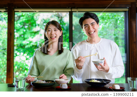 Japanese couple enjoying a meal 139900211