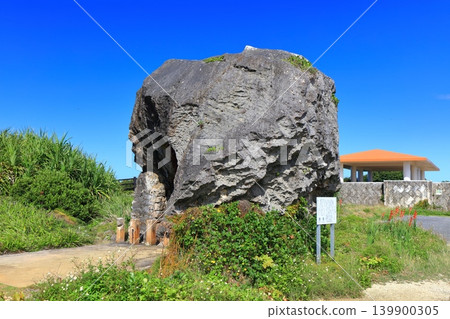 [Okinawa Prefecture] Mamya's Tomb (Higashi-Hennazaki) on Miyako Island under a clear blue sky 139900305
