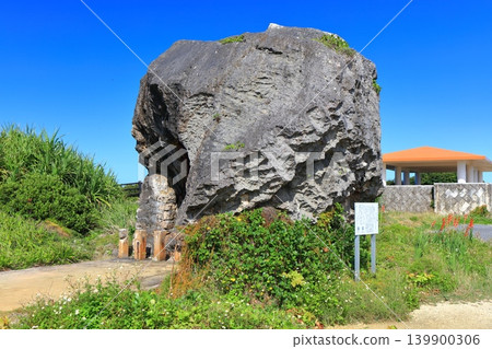 [Okinawa Prefecture] Mamya's Tomb (Higashi-Hennazaki) on Miyako Island under a clear blue sky 139900306