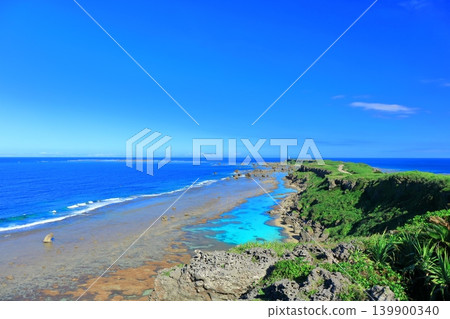 [Okinawa Prefecture] Clear skies over Higashi-Hennazaki Cape (Miyako Island) 139900340