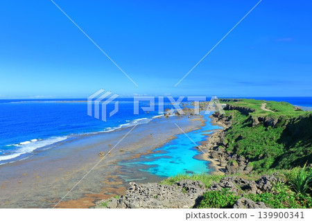 [Okinawa Prefecture] Clear skies over Higashi-Hennazaki Cape (Miyako Island) 139900341