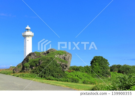 [Okinawa Prefecture] Miyako Island's Hennazaki Lighthouse (Higashi-Hennazaki) on a clear day 139900355