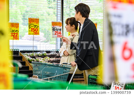 一對年輕夫婦在超市購物 一對年輕夫婦在超市購物 139900739