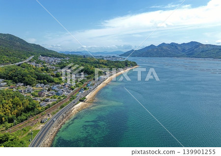 一張空拍照片,展現了廣島縣初日市宮島附近的海岸線和牡蠣養殖筏。 一張空拍照片,展現了廣島縣初日市宮島附近的海岸線和牡蠣養殖筏。 139901255