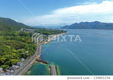 一張空拍照片,展現了廣島縣初日市宮島附近的海岸線和牡蠣養殖筏。 一張空拍照片,展現了廣島縣初日市宮島附近的海岸線和牡蠣養殖筏。 139901256