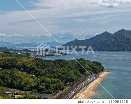 一張空拍照片顯示了瀨戶內海海岸線以及廣島縣初日市宮島附近的牡蠣養殖筏。 一張空拍照片顯示了瀨戶內海海岸線以及廣島縣初日市宮島附近的牡蠣養殖筏。 139901258