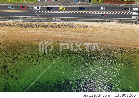 從空中俯瞰廣島縣初日市沿海國道和清澈的大海。 從空中俯瞰廣島縣初日市沿海國道和清澈的大海。 139901260