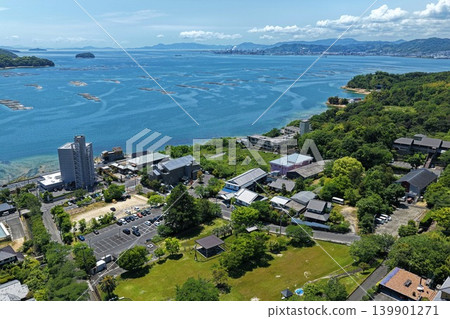 從空中俯瞰廣島縣初日市宮濱溫泉和瀨戶內海。 從空中俯瞰廣島縣初日市宮濱溫泉和瀨戶內海。 139901271