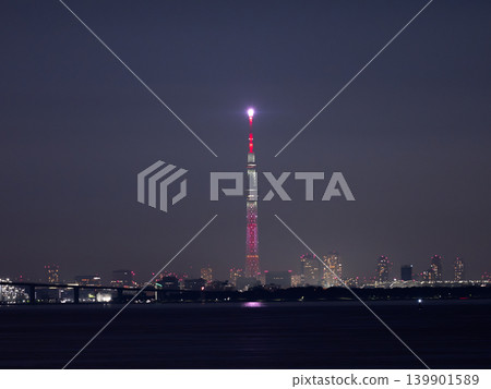 夜晚燈火通明的晴空塔 夜晚燈火通明的晴空塔 139901589