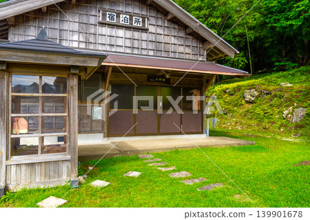 The appearance of Konakabo, a temple lodging in the Zenki village located on the climbing route of Mt. Shakagatake in Nara. *Location of photo is indicated in the comments section of the work. 139901678