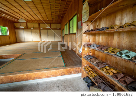 奈良縣善木山市小中房入口及榻榻米房間:修驗道寺院住宿場景。 *照片拍攝地點已在作品註記中註明。 奈良縣善木山市小中房入口及榻榻米房間:修驗道寺院住宿場景。 *照片拍攝地點已在作品註記中註明。 139901682
