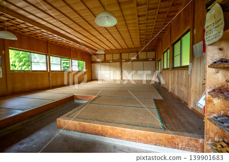 奈良縣善木山市小中房入口及榻榻米房間:修驗道寺院住宿場景。 *照片拍攝地點已在作品註記中註明。 奈良縣善木山市小中房入口及榻榻米房間:修驗道寺院住宿場景。 *照片拍攝地點已在作品註記中註明。 139901683