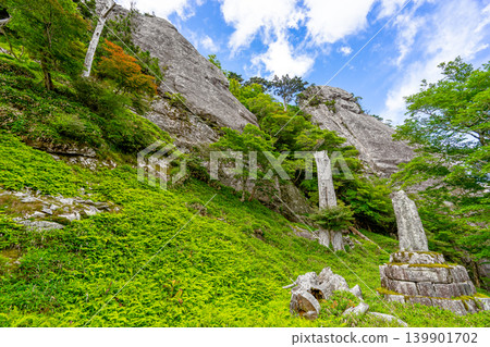 Mount Omine, Shinsen Inn and the giant rocks of Mount Dainichi, a sacred site of Shugendo, a landscape of fresh greenery. *Location of photo is indicated in the comments section of the work. Mount Omine, Shinsen Inn and the giant rocks of Mount Dainichi, a sacred site of Shugendo, a landscape of fresh greenery. *Location of photo is indicated in the comments section of the work. 139901702