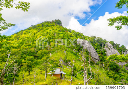 Beautiful fresh greenery and blue sky over Mt. Shakagatake in the Omine Mountain Range (Nara Prefecture) *Location of photo is indicated in the comments section of the work. Beautiful fresh greenery and blue sky over Mt. Shakagatake in the Omine Mountain Range (Nara Prefecture) *Location of photo is indicated in the comments section of the work. 139901703