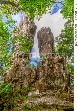 奈良縣下北山村大峰奧懸古道善岐路線上的兩塊巨石。 *照片拍攝地點已在作品註釋部分註明。 奈良縣下北山村大峰奧懸古道善岐路線上的兩塊巨石。 *照片拍攝地點已在作品註釋部分註明。 139901707