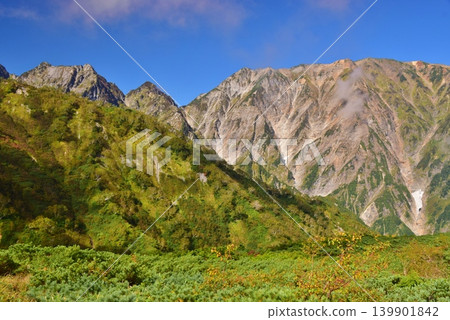 白馬八方尾根山脊,秋色絢麗。 白馬八方尾根山脊,秋色絢麗。 139901842