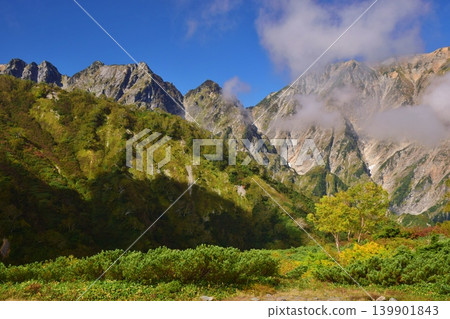 白馬八方尾根山脊，秋色絢麗。 139901843