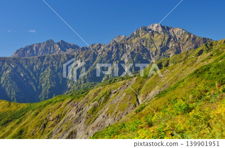 從白馬八方尾根山脊眺望五龍山的秋景 從白馬八方尾根山脊眺望五龍山的秋景 139901951