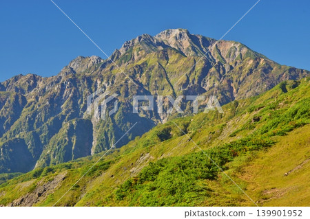 從白馬八方尾根山脊眺望五龍山的秋景 從白馬八方尾根山脊眺望五龍山的秋景 139901952