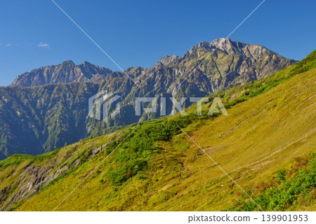 從白馬八方尾根山脊眺望五龍山的秋景 從白馬八方尾根山脊眺望五龍山的秋景 139901953