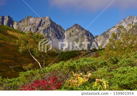 白馬八方尾根山脊,秋色絢麗。 白馬八方尾根山脊,秋色絢麗。 139901954