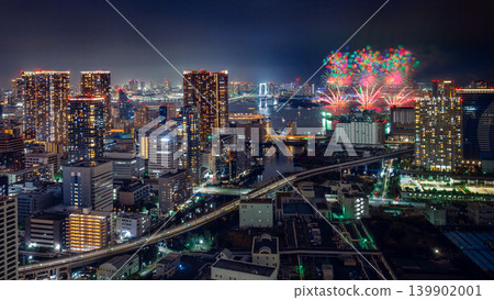 The night view of Tokyo Bay and fireworks over Odaiba <STAR ISLAND 2026 Odaiba> 139902001