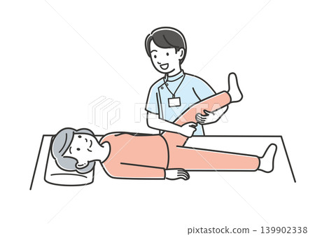 老年婦女正在接受復健和按摩 老年婦女正在接受復健和按摩 139902338