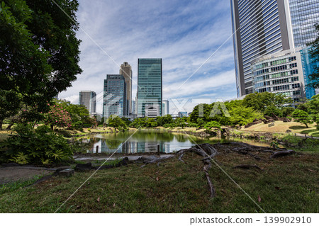傳統日式庭園與現代摩天大樓的對比:原芝離宮庭園,2023 年 9 月。 傳統日式庭園與現代摩天大樓的對比:原芝離宮庭園,2023 年 9 月。 139902910