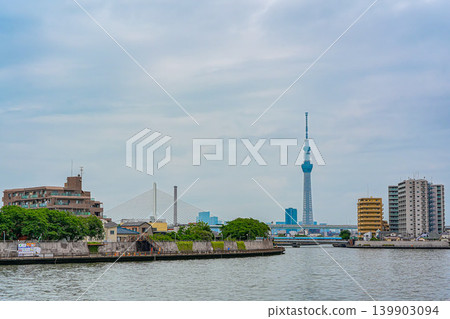 雨季天空下,從中川望去的東京晴空塔。 雨季天空下,從中川望去的東京晴空塔。 139903094